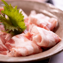 画像をギャラリービューアに読み込む, 【5~6食分】選べるつゆだれ!ゆず胡椒付き。高級かごしま黒豚「黒宝豚」しゃぶしゃぶセット 900g【冷凍】